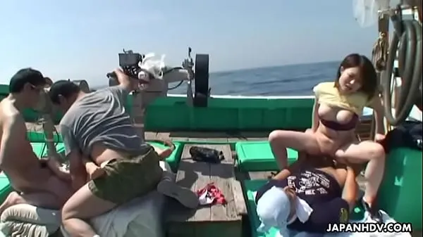 Fersk Asian sluts getting fucked on a fishing boat stasjonsrør