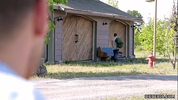 신선한 Runaway teen caught trespassing. Home owner is bartering for sex for a hot shower 드라이브 튜브