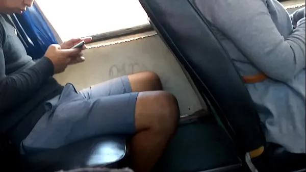 Tubo de unidad chico caliente en el bus nuevo