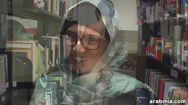 Tubo de acionamento A fofa e excêntrica Mia Khalifa está em uma biblioteca brincando consigo me fresco