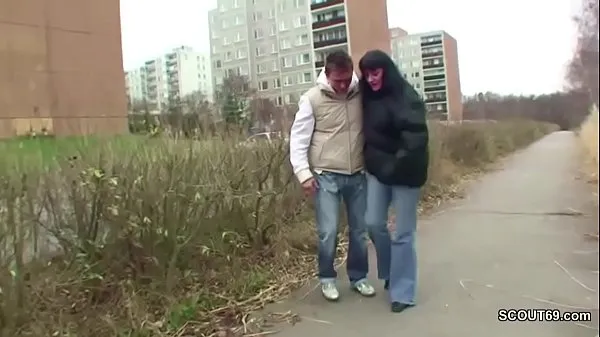 Čerstvá elektrónka Young Boy Seduce MILF from the Street to get First Fuck