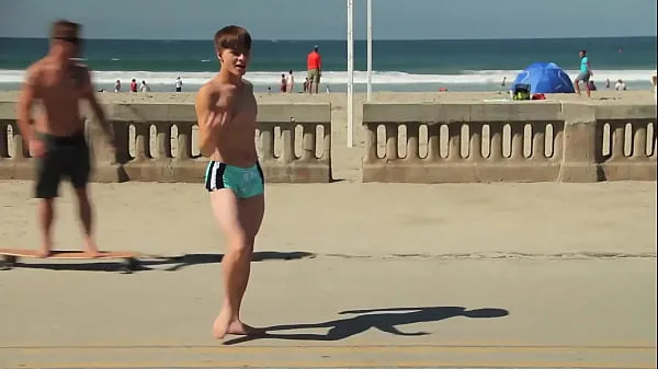 Verse Twink dancing in the beach with speedo bulge / Novinho dançando sunga na praia drive-tube