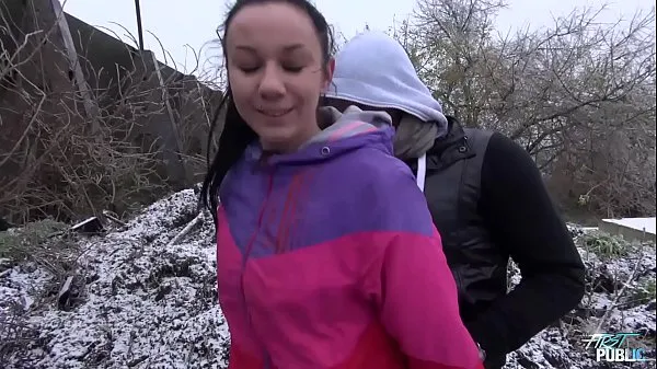 Tubo de unidad Chica congelada follada en la nieve por un extraño travieso nuevo