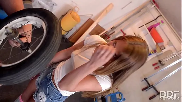 Nouveau tube de lecteur Une jeune fille sexy dans des chaussettes hautes aux genoux chevauche une bite dans un atelier de réparation