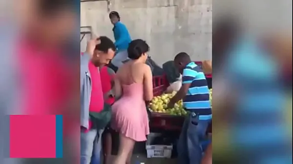 Tubo de acionamento Morena saborosa no mercado caseiro da vila fresco