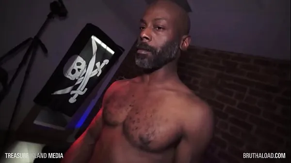 Nuovo Ebony Daddy sfrega il suo grosso caricotubo di guida