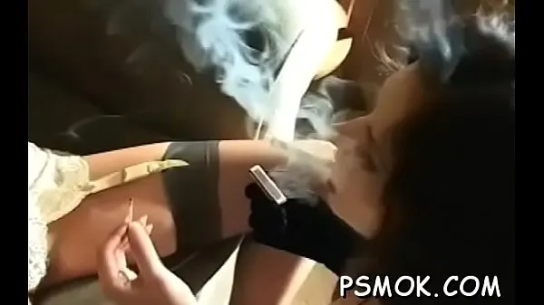 Čerstvá elektrónka Smoking scene with busty honey