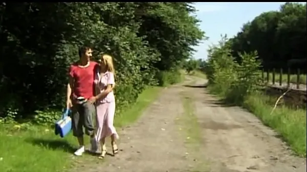 Nouveau tube de lecteur Sexe publique et en plein air avec une jeune fille et un gars