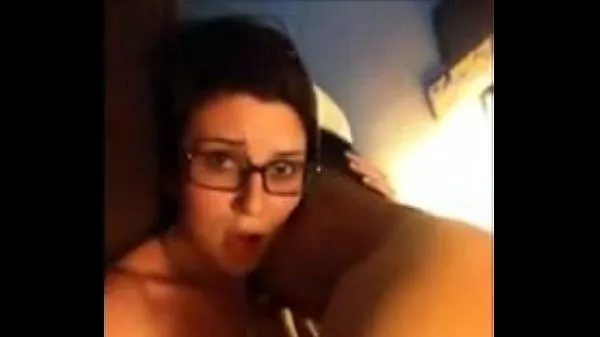 أنبوب محرك Busty nerd knows how to please her boyfriend جديد