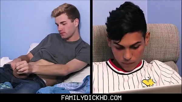 Tubo de acionamento Bear Step Dad entra em seu Twink Step filho fodendo um Twink Latino estudante de intercâmbio estrangeiro e se junta - Kristofer Weston, Ariano fresco