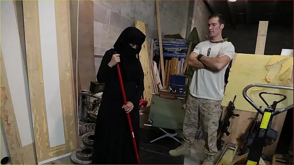 Tubo de acionamento TOUROFBOOTY - Mulher muçulmana varrendo chão suga o pau grande e fode do soldado americano fresco