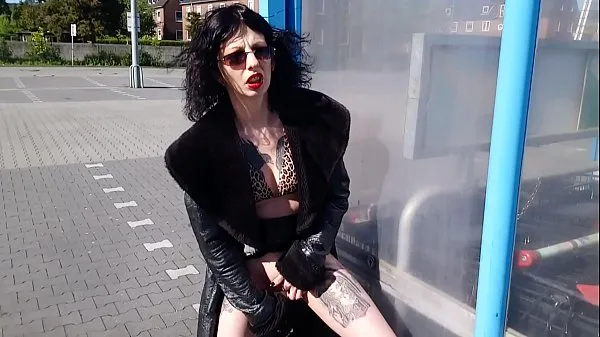 Frisches Lucy Ravenblood vergnügt sich mit ihrer Pussy auf dem ParkplatzDrive Tube