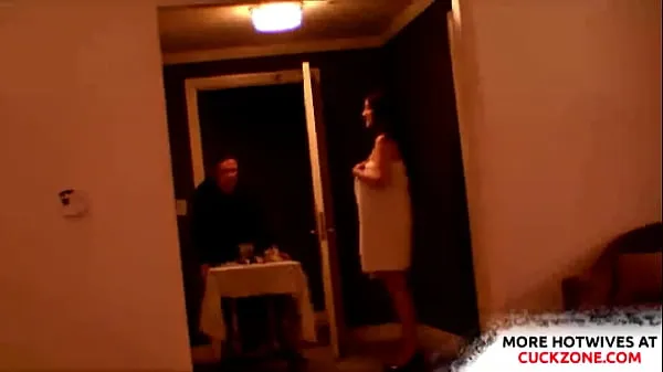 Tubo de acionamento A hotwife amadora provoca o rapaz da sala e grava para se divertir fresco