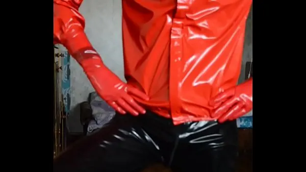 Nouveau tube de lecteur Guy in red pvc shirt and black latex suit