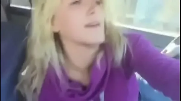 Fersk Lady driver sucking passengers cock stasjonsrør