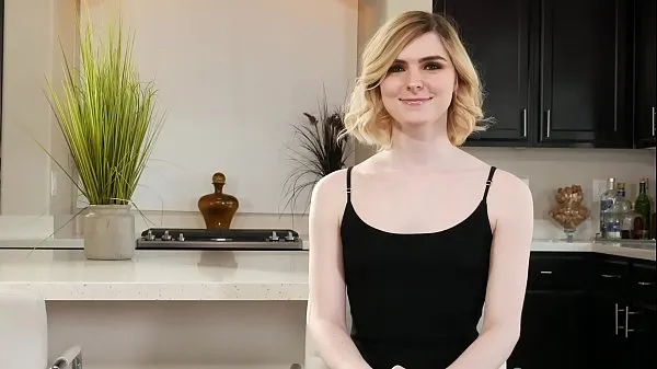 Nouveau tube de lecteur Trans blonde maigre suce et se fait baiser par une bite dure