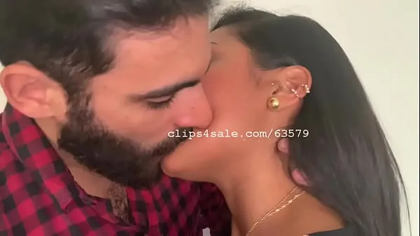 Tubo de acionamento Casal latino sexy se beijando fresco