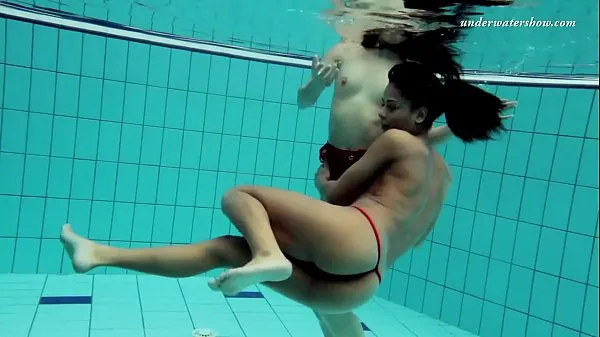 Čerstvá elektrónka Markova and Zlata Oduvanchik swimming naked in the pool