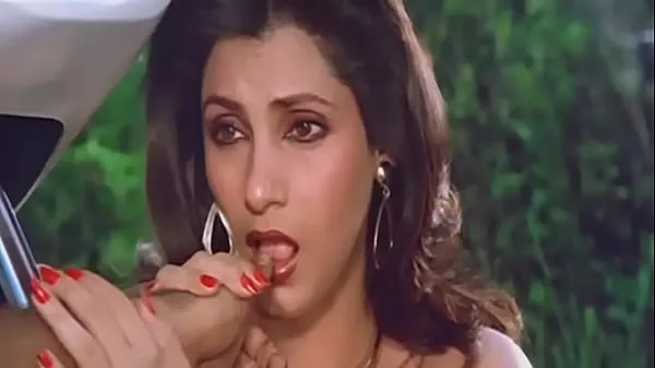 Tubo de acionamento Atriz indiana sexy Dimple Kapadia chupando o polegar com desejo como um galo fresco