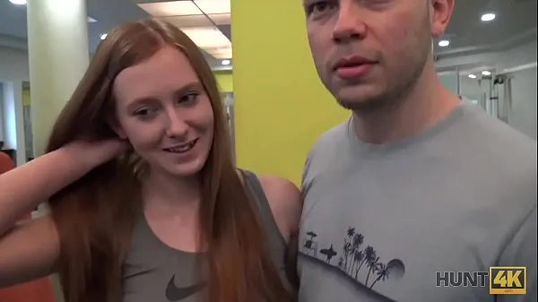 Frisches HUNT4K. Naiver Hase im Fitnessstudio hat Sex mit einem reichen MannDrive Tube