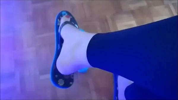 Sveža Nicoletta's fantastic feet in flip flops to lick and worship everyone pogonska cev