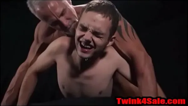 Sveža Oiled up hairless twink bareback fucked by a muscle pogonska cev