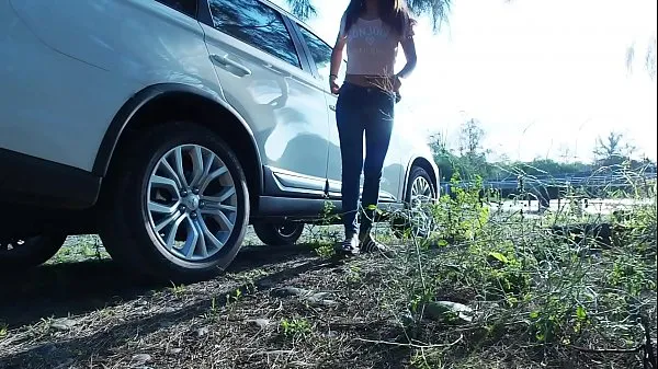 Tubo de unidad Piss Stop - Urgente al aire libre orinar en la carretera y chupar la polla por la asiática Tina en jeans azules nuevo