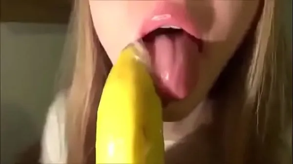 Tuore Cute Girl Sucking a Banana with Condom ajoputki