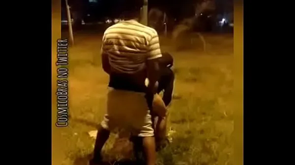 Tubo de unidad chupando al negro en la plaza nuevo