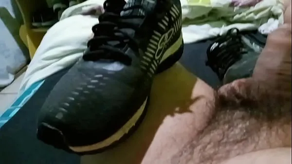 新鲜的Masturbating, feeling the heat and odor of the Olimpikus sneakers that are wonderful驱动器管