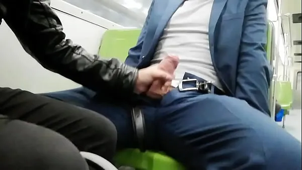 Tubo de acionamento Cruzando no metrô com um garoto envergonhado fresco