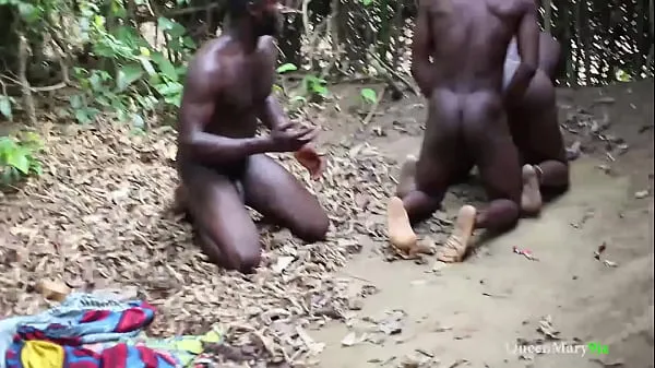 Tubo de acionamento King pegou sua esposa fodida por seu guarda do palácio, acabou em um trio fresco