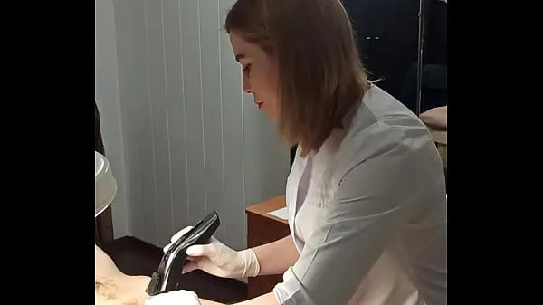 Nouveau tube de lecteur Tutoriel vidéo - coupe de cheveux intime avec une tondeuse Ejaculation pendant la procédure