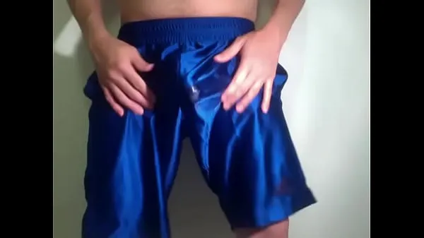 Frisches Verrückter geiler Kerl Cumming in glänzenden Nylon-Basketball-ShortsDrive Tube