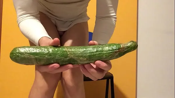 Färsk 30 centimeters of long cucumber for my very very hungry ass drive Tube