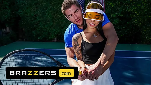 Sveža Xander Corvus) Massages (Gina Valentinas) Foot To Ease Her Pain They End Up Fucking - Brazzers pogonska cev