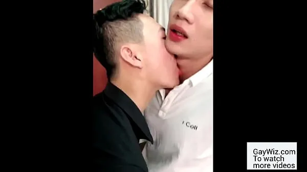 新鲜的Two slim Asian twinks enjoy their first sex驱动器管