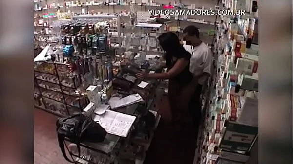 Tubo de acionamento The owner of the pharmacy gives the client a and a hidden camera films everything fresco