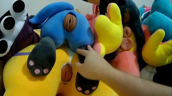 Čerstvá elektrónka Plush Creampie Orgy with 6 Plushies