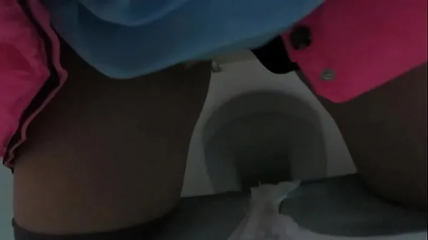 Nouveau tube de lecteur Une milf potelée pisse et se masturbe dans des toilettes publiques. Ensuite, elle fume une cigarette à l'extérieur près d'un grand épicéa. Fétiche amateur