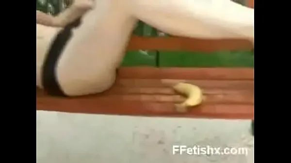 Tubo de acionamento Fetiche por pés de garota excitada pronta para o sexo fresco