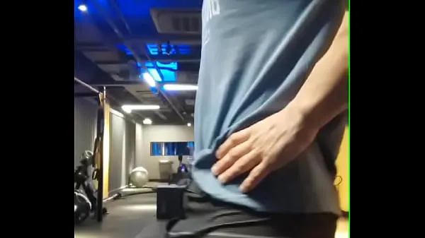 Nouveau tube de lecteur Pas de sous-vêtements à la gym, exhibant sa grosse bite