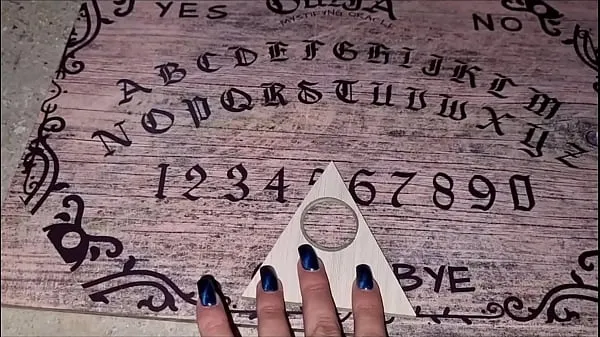 Tubo de acionamento com tesão tocando OUIJA com as amigas acaba dando boquete fresco