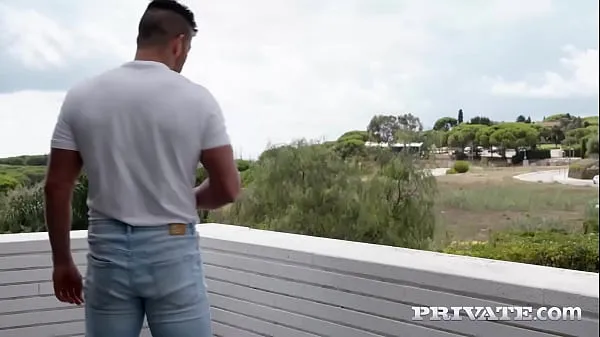 Tubo de acionamento É a fantasia de todo homem treinar com a personal trainer Mary Rock! Depois de oral, essa gata goza de uma grande foda que a faz esguichar até que sua buceta fique gozada! Full Flick & 1000's More em fresco