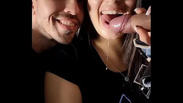 Tubo de unidad Hotwife hace un buen oral y recibe semen en la boca humilla al cornudo Arthur Urso que se lo traga todo a Luana Kazaki nuevo