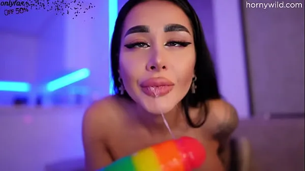 Ống dẫn động I like to fuck my mouth hard with big dildo mới