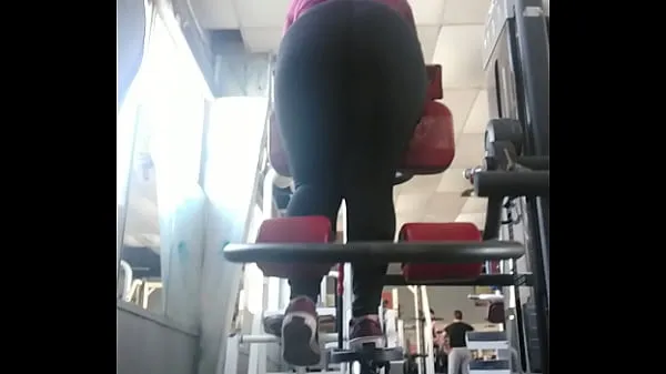 Sveža Chubby with a great ass in the gym pogonska cev