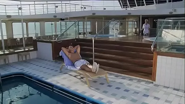 Frisches Ihr heutiges Ziel ist es, einen Gast am Pool auf der Yacht zu fickenDrive Tube