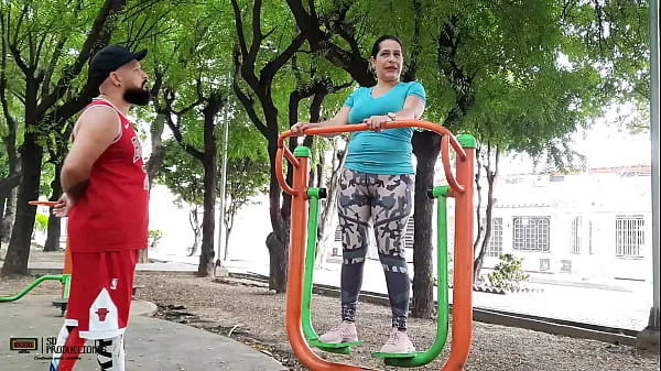 Tubo de unidad Encuentro a la puta de mi vecina en el parque y me invita a follarmela en su casa HISTORIA COMPLETA nuevo