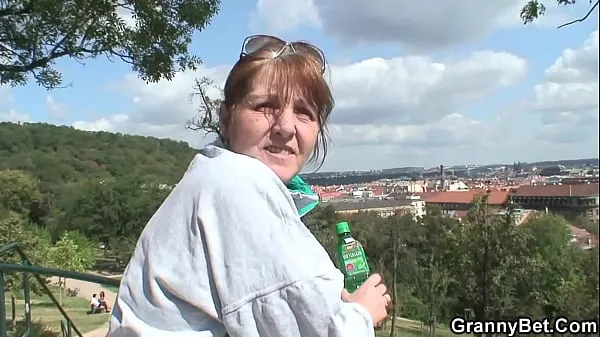 Nouveau tube de lecteur Vieille grand-mère poilue chevauche une jeune bite inconnue